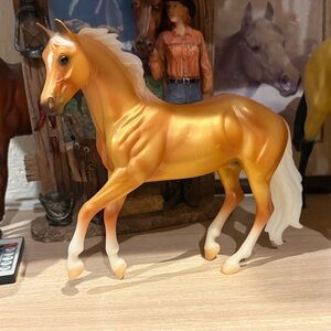 Breyer Model Horse - Palomino Quarter horse